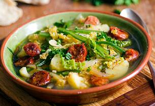 Portugisisk kålsuppe med chorizo, potet og bønner 