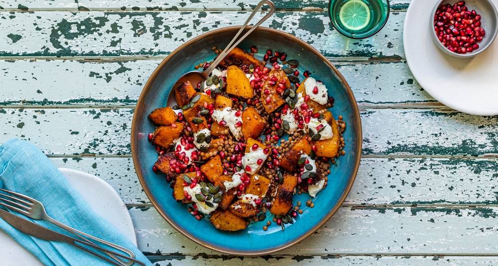 Lun gresskarsalat med harissa-yoghurtdressing