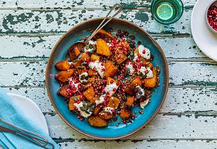 Lun gresskarsalat med harissa-yoghurtdressing