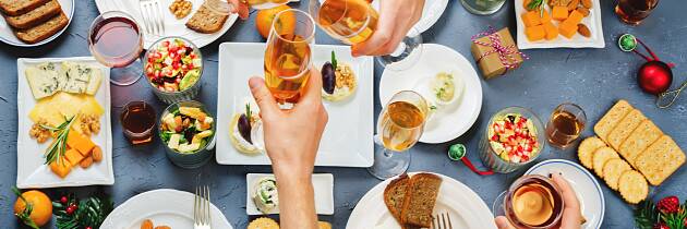 Lær alt du trenger å kunne for å invitere til en sosial og velsmakende aften med juletapas