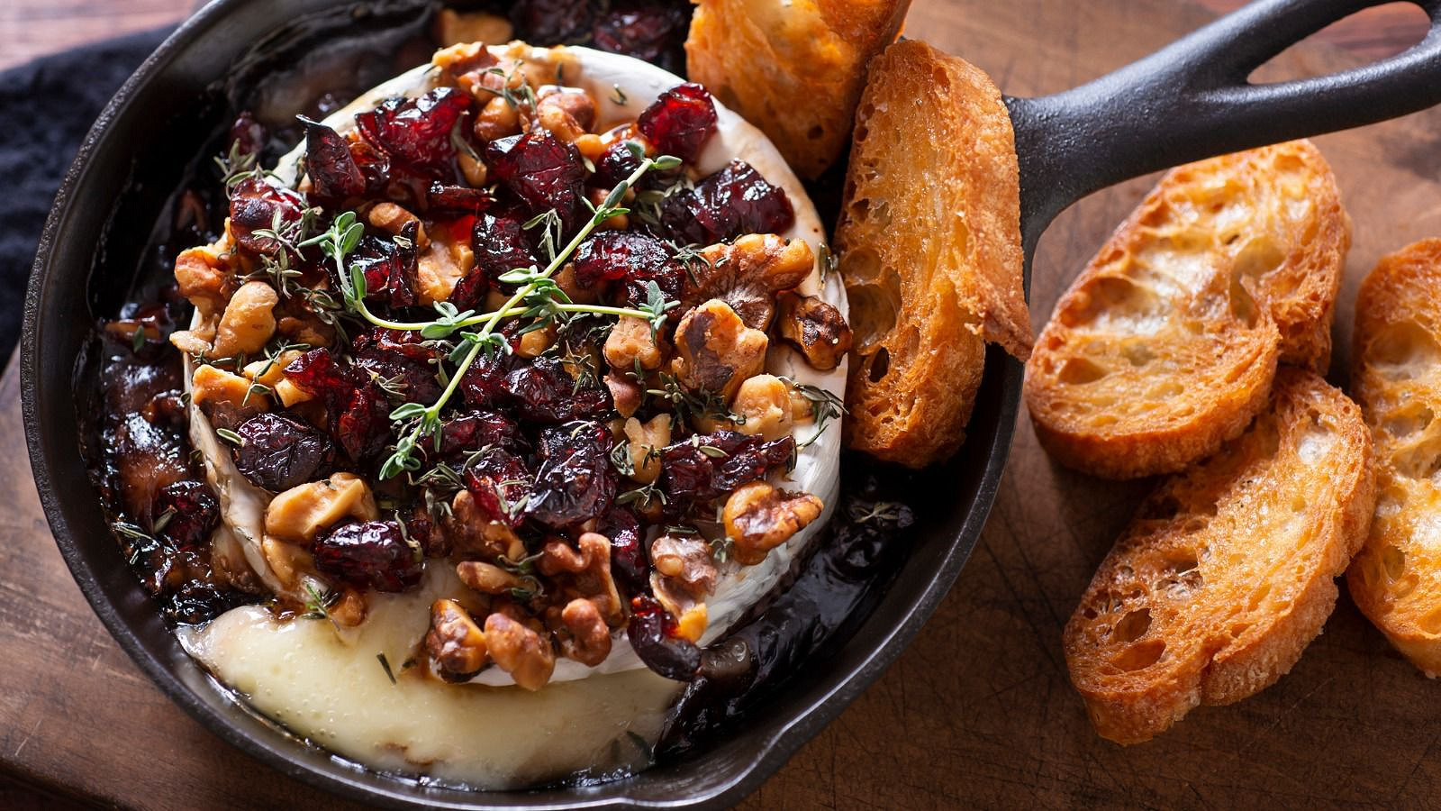 Bakt brie med tranebær, valnøtter og lønnesirup