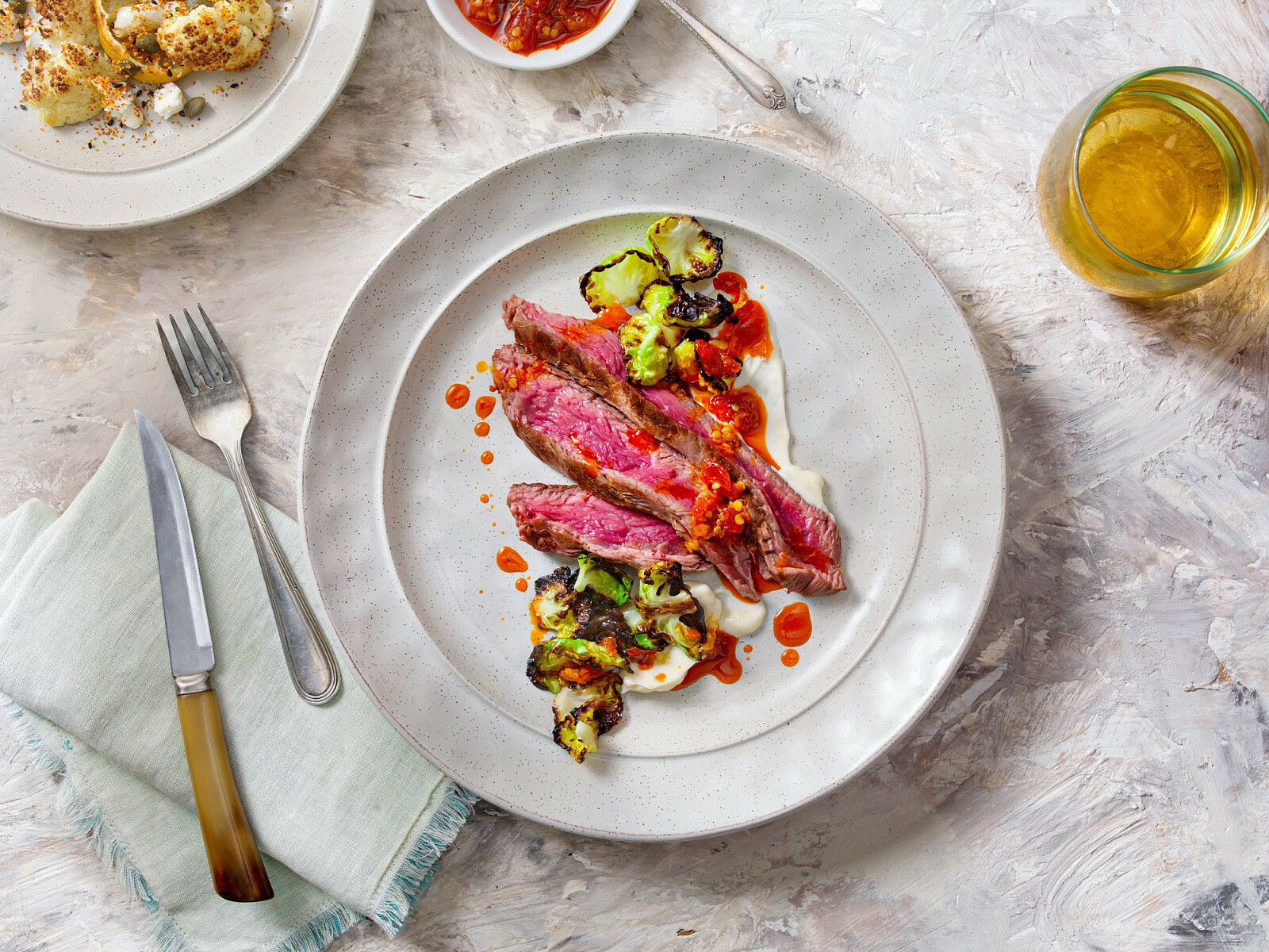 Helstekt flankestek med grillet rosenkål, blomkålpuré og chilisaus
