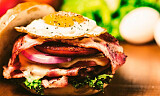 OL-burger med stekt egg og chilipølser