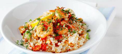 Så enkelt kan du lage en hurtig-risotto med kokt ris, fisk og reker, gjerne rester etter helgen