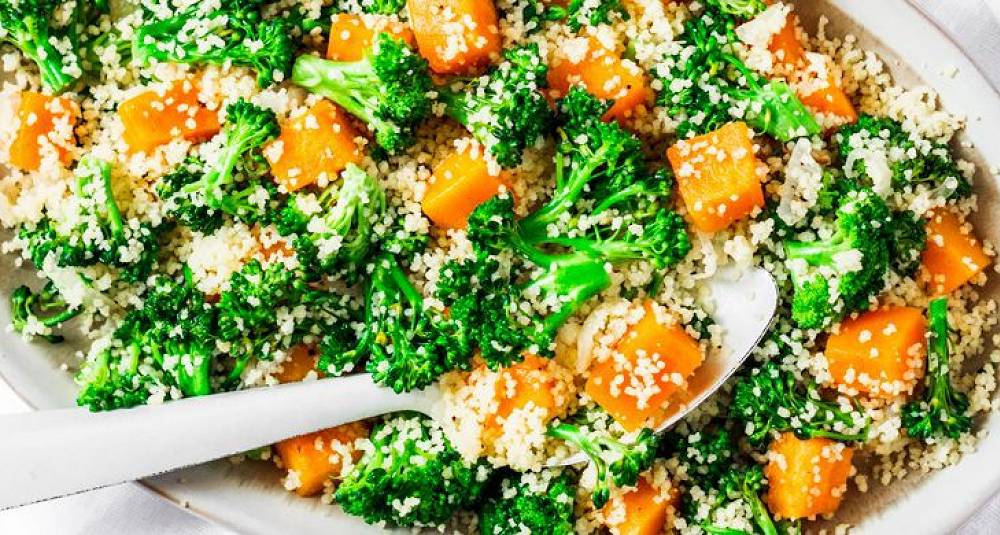 Grønnsaker med couscous er middag god som noen, særlig når den får følge av raita