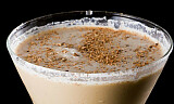 Slik lager du Brandy Alexander - drink og dessert i samme glass