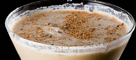 Slik lager du Brandy Alexander - drink og dessert i samme glass