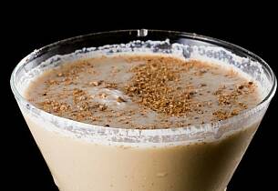 Slik lager du Brandy Alexander - drink og dessert i samme glass