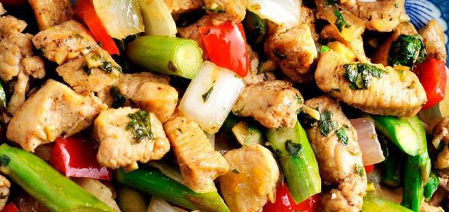 Grillet kylling med wokgrønnsaker i sursøt saus