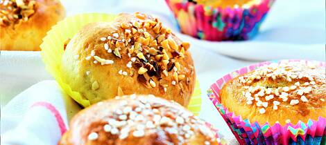 By på nystekte kanelboller til frokost - for en start på dagen