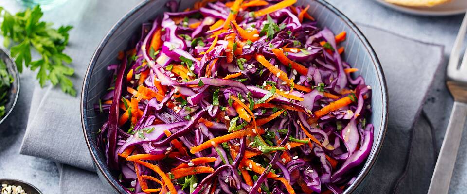 Denne lettlagde og superfreshe salaten smaker fantastisk til så å si all gjenglemt frysermat