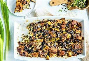 Jada, brødpudding kan også lages til middag - her med vårløk, grønnkål og sopp