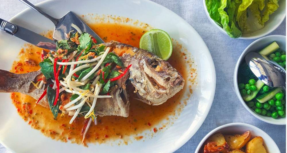 Thai-inspirert helgrillet fisk med chili og hvitløk