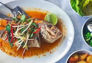 Thai-inspirert helgrillet fisk med chili og hvitløk