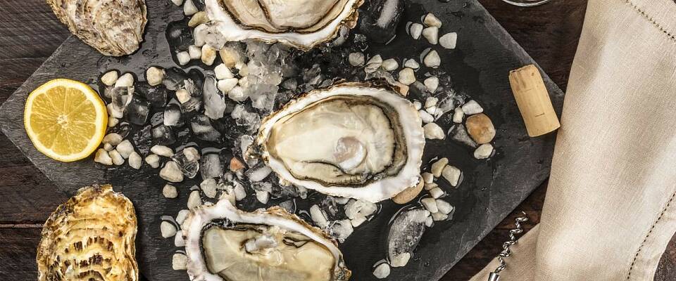 Slik åpner du østers og serverer dem naturell eller med spennende dressing