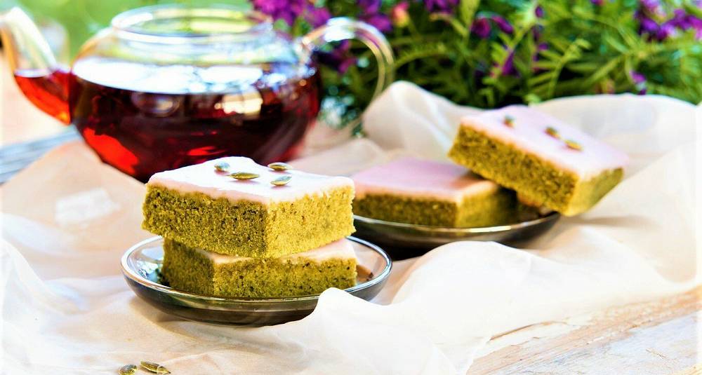 Vårlig kake med grønn matcha-te og hvit sjokoladeglasur