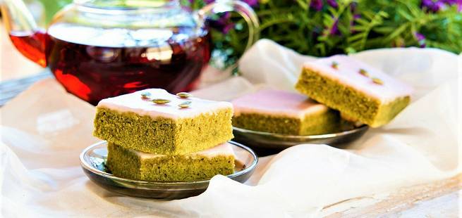 Vårlig kake med grønn matcha-te og hvit sjokoladeglasur