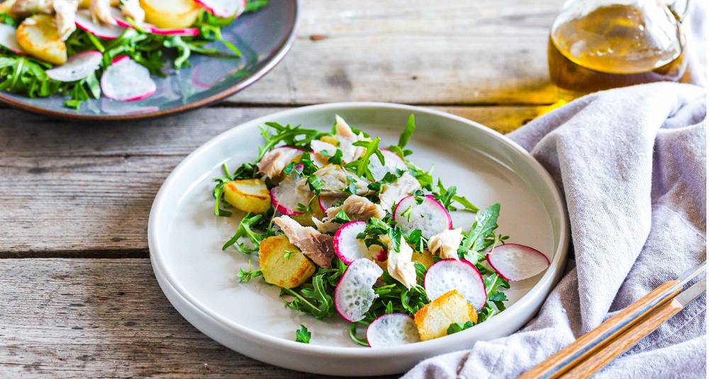 En pakke varmrøkt makrell og nypoteter blir til en ekstra smaksrik og sommerlig lun salat