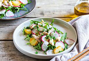 En pakke varmrøkt makrell og nypoteter blir til en ekstra smaksrik og sommerlig lun salat