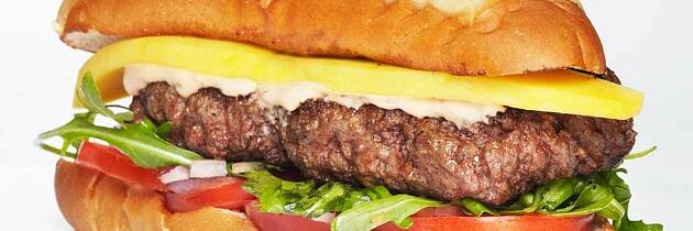 Burger i pølsebrød er velkommen hurtigmat