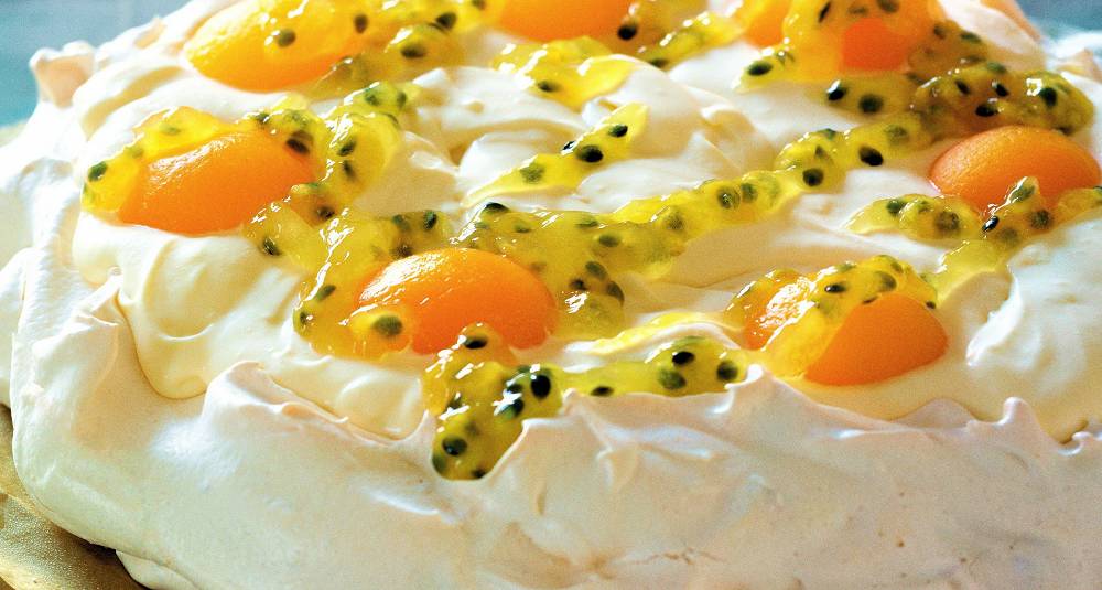 Pavlova fylt med sitronkrem og pasjonsfruktsaus