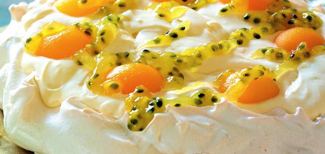 Pavlova fylt med sitronkrem og pasjonsfruktsaus