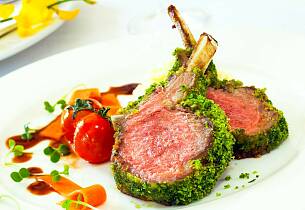 Lammecarré smaker fantastisk enten dere er en, to eller flere rundt bordet