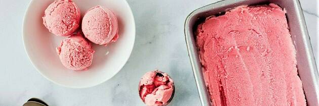 Rabarbra kan også bli til den deiligste iskrem og denne kan du spise ekstra porsjon av