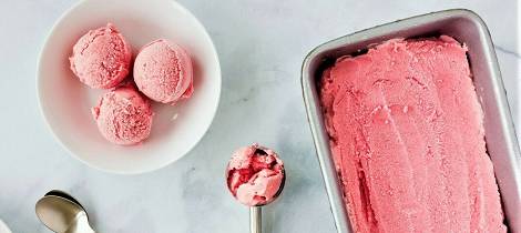 Rabarbra kan også bli til den deiligste iskrem og denne kan du spise ekstra porsjon av