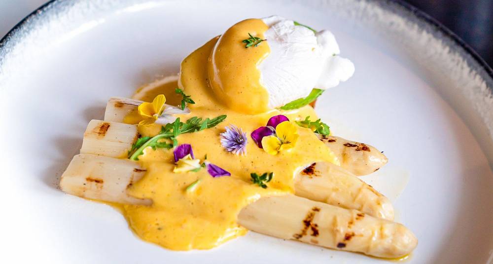 Grillet hvit asparges med posjert egg og hollandaise