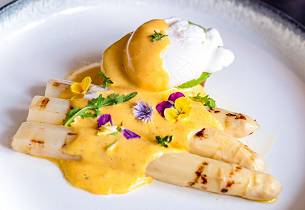 Grillet hvit asparges med posjert egg og hollandaise