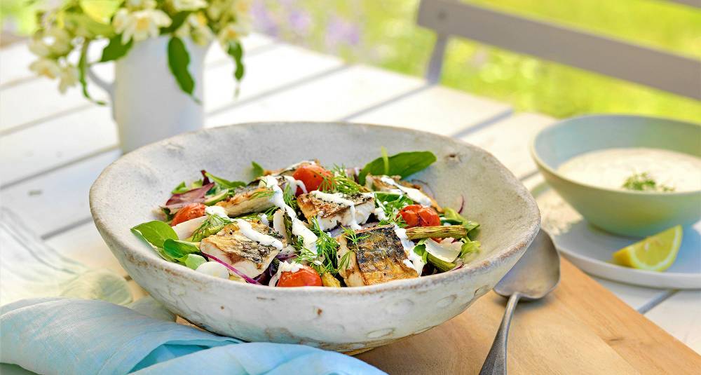 Salat med makrell og rømmedressing