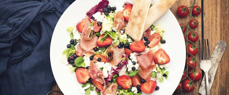 En salat som denne både ser ut som og smaker sommer