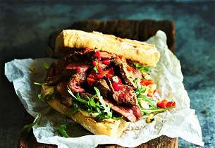 Biff-sandwich med ruccula, bakt paprika og majones
