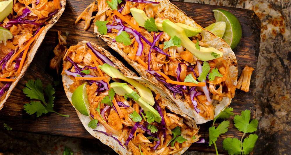 Vegansk pulled jackfruit taco med kålsalat og avocadokrem