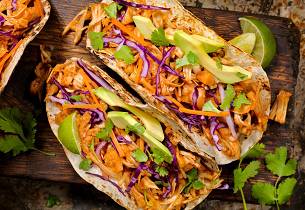 Vegansk pulled jackfruit taco med kålsalat og avocadokrem