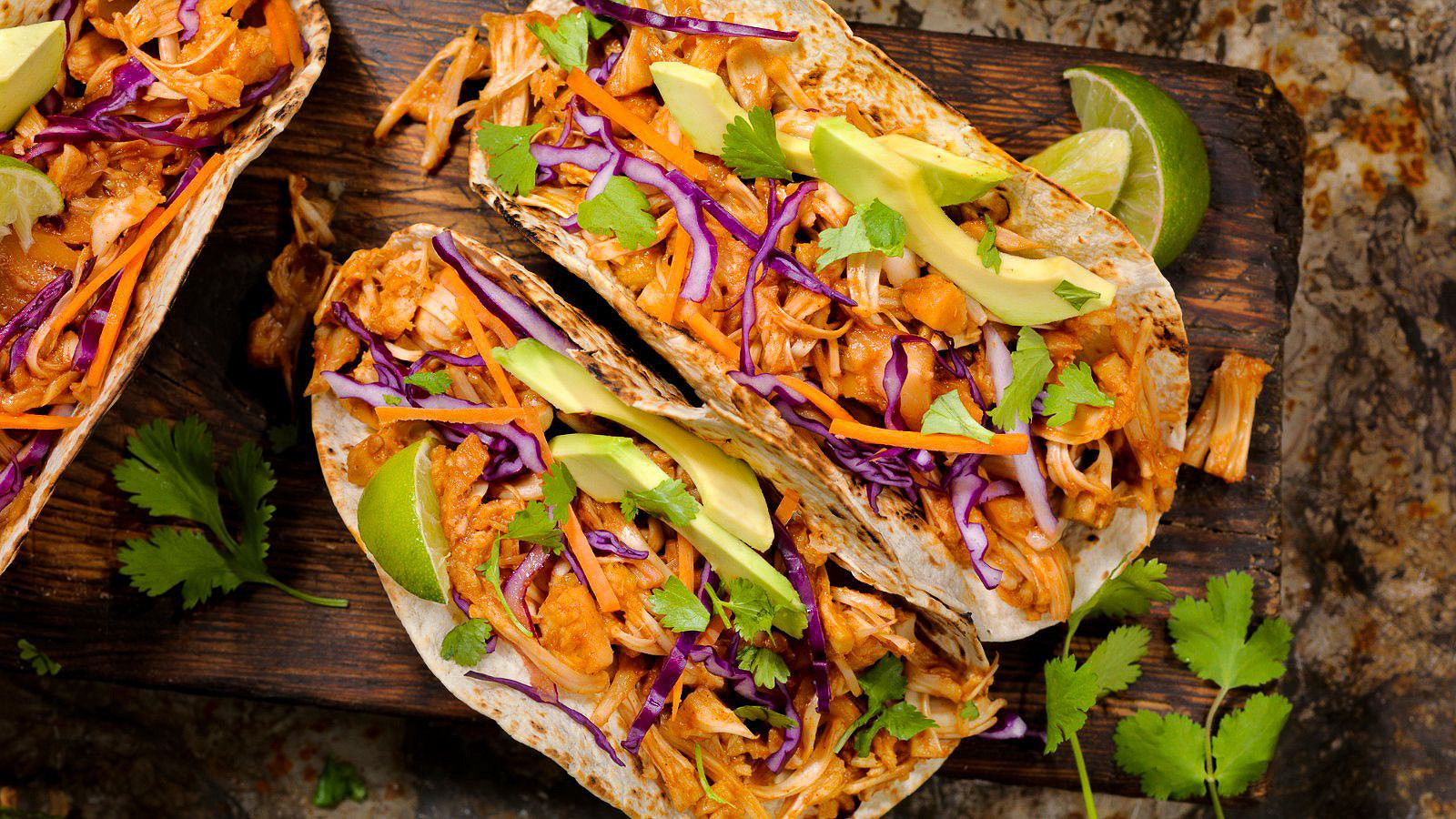 Vegansk pulled jackfruit taco med kålsalat og avocadokrem