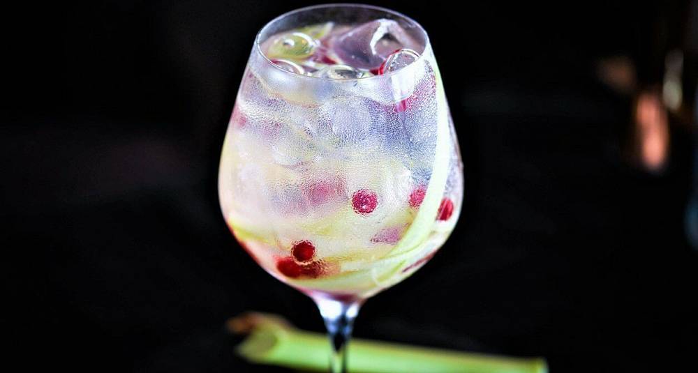 Gin tonic med rabarbra drinkoppskrift