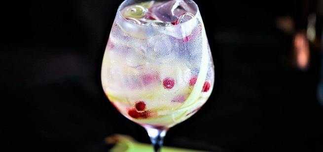 Gin tonic med rabarbra drinkoppskrift