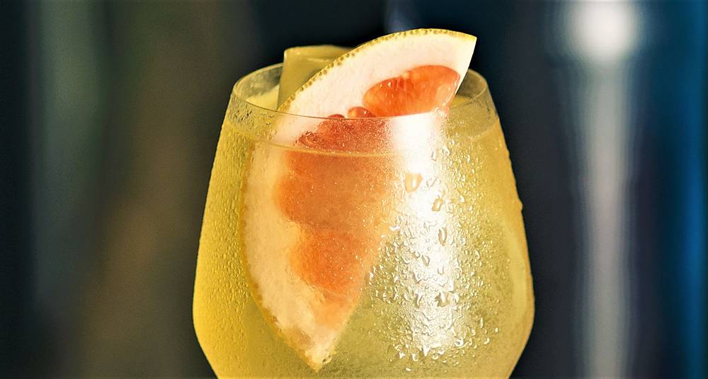 Nordic Peach Spritz drinkoppskrift