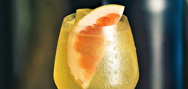 Nordic Peach Spritz drinkoppskrift