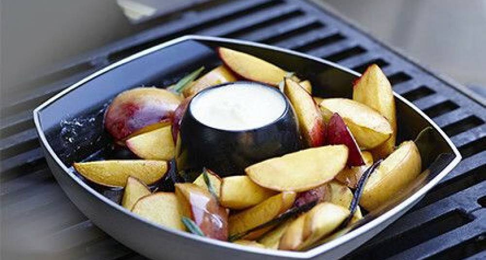 Grillet nektarin med rosmarin og hvit sjokolade