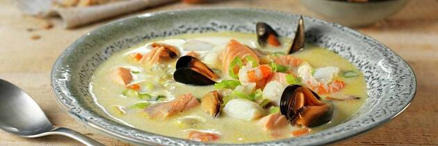 Denne fyldige fisk- og skalldyrsuppe har smaker som matcher årstiden godt