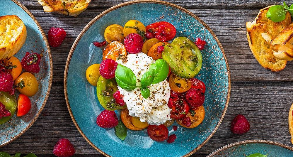 Capresesalat med burrata og bringebær