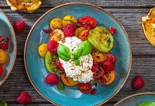 Capresesalat med burrata og bringebær