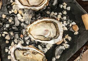 Slik åpner og serverer du østers naturell