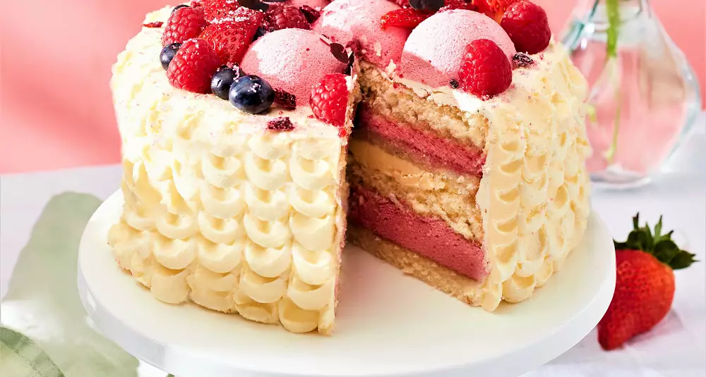 Festkake med bringebærmousse, rabarbra og marengssmørkrem