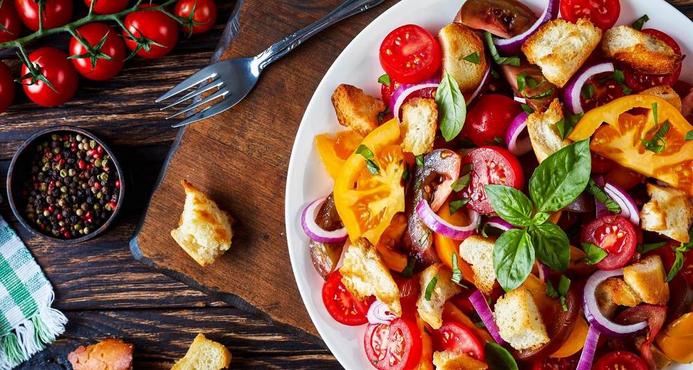 Slik forvandler du daggammelt brød til sensommerens lekreste salat