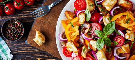 Slik forvandler du daggammelt brød til sensommerens lekreste salat