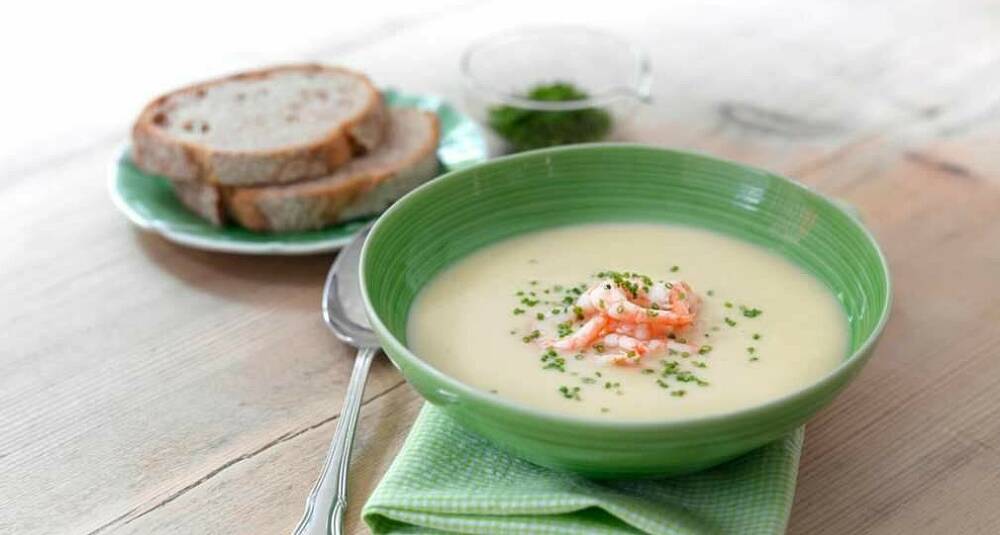 Potet- purresuppe med reker Det er en grunn til at denne potet- og purresuppen er en klassiker